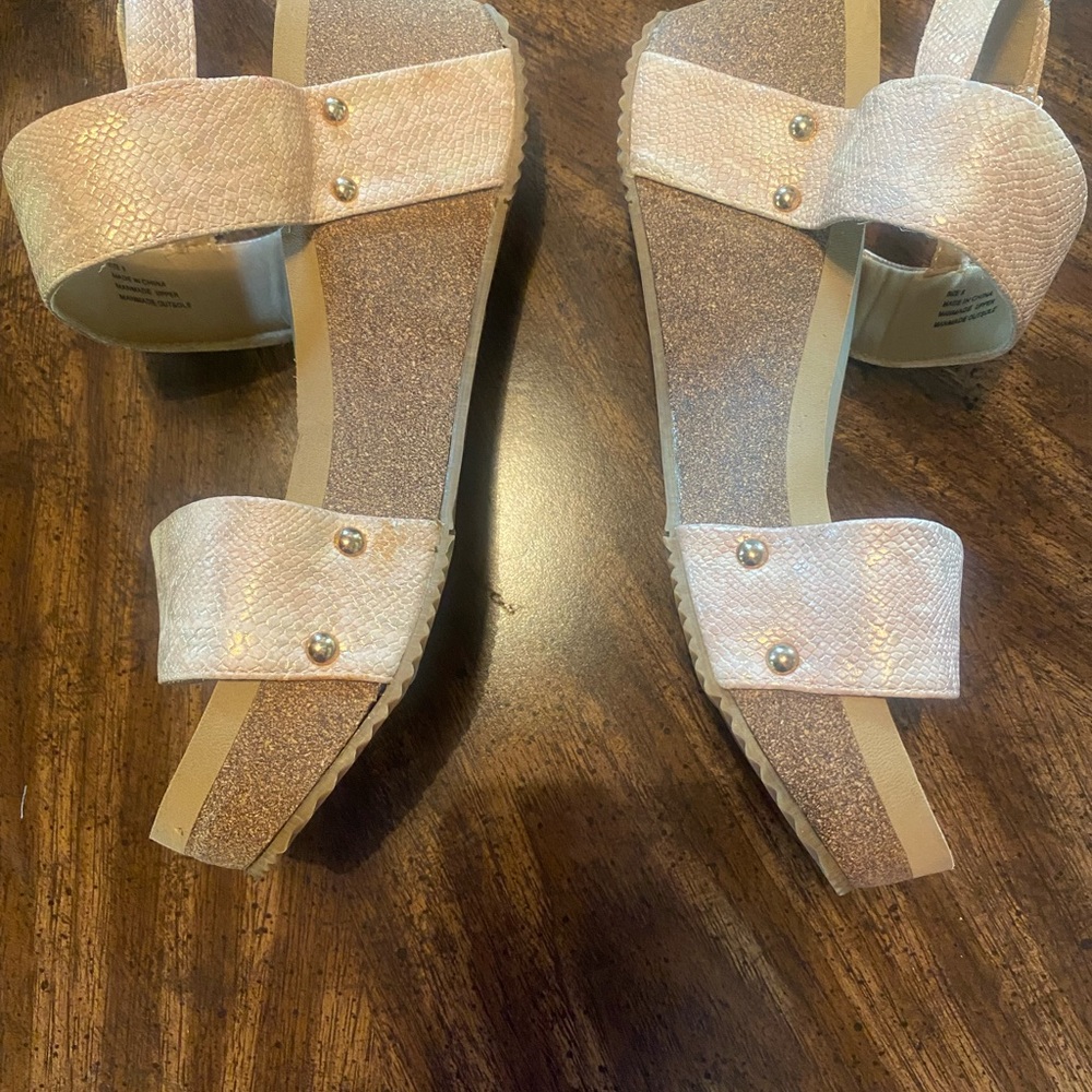 Volatile stack sandals